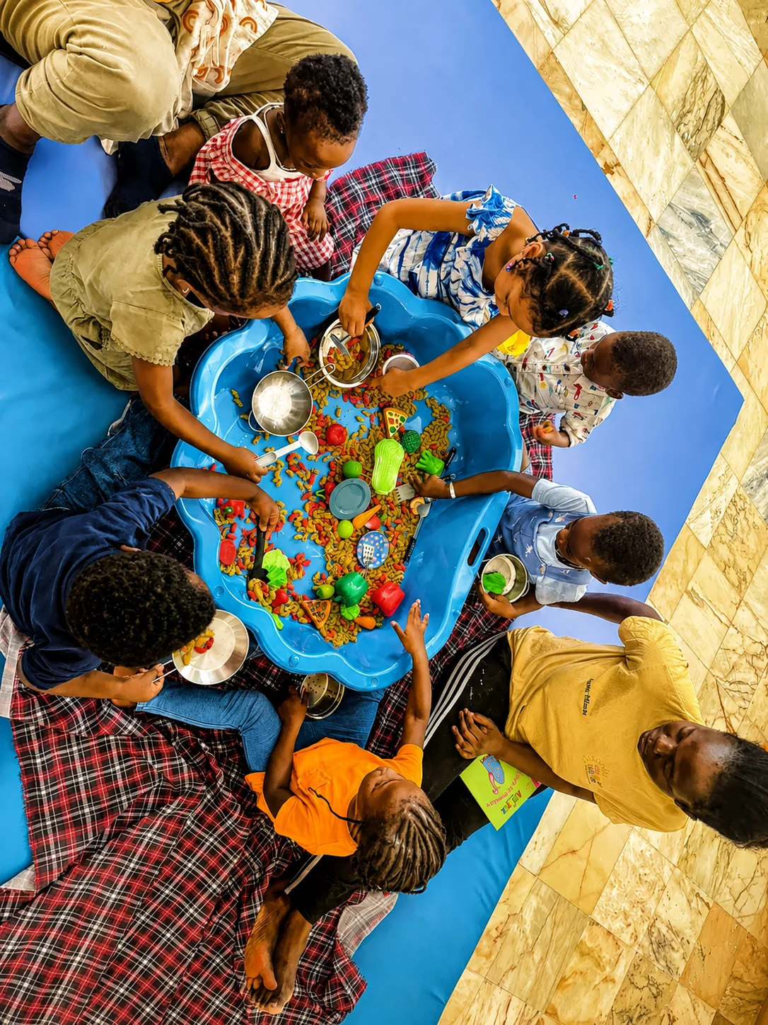 Enfants participant à une activité sensorielle en groupe à la crèche Les Petits Soleils