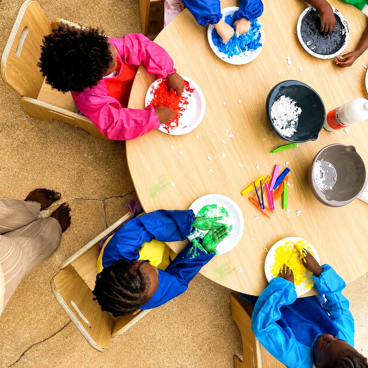 Enfants réalisant une activité créative aux Petits Soleils