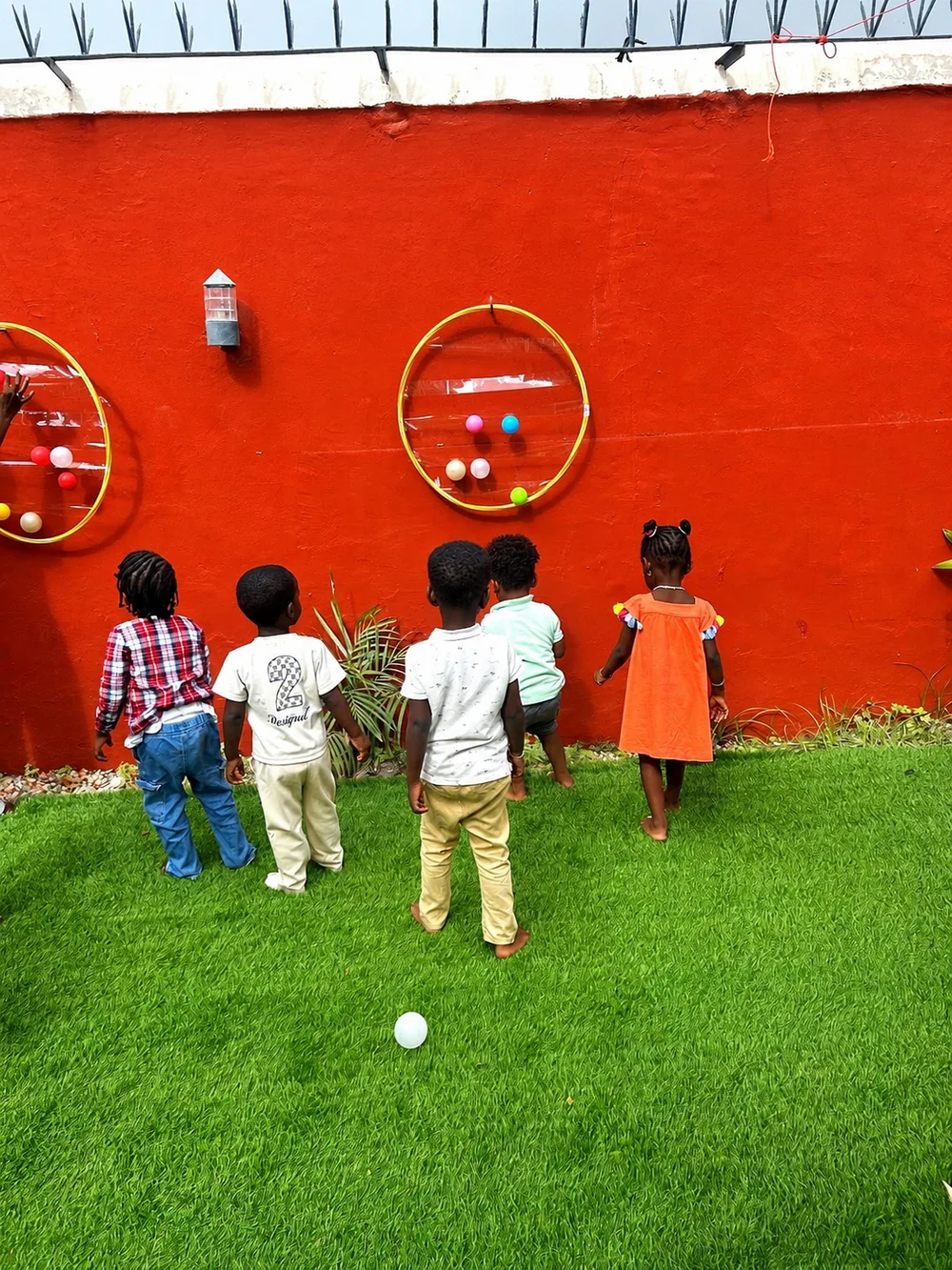 Enfants participant à un jeu collectif dans le jardin des Petits Soleils
