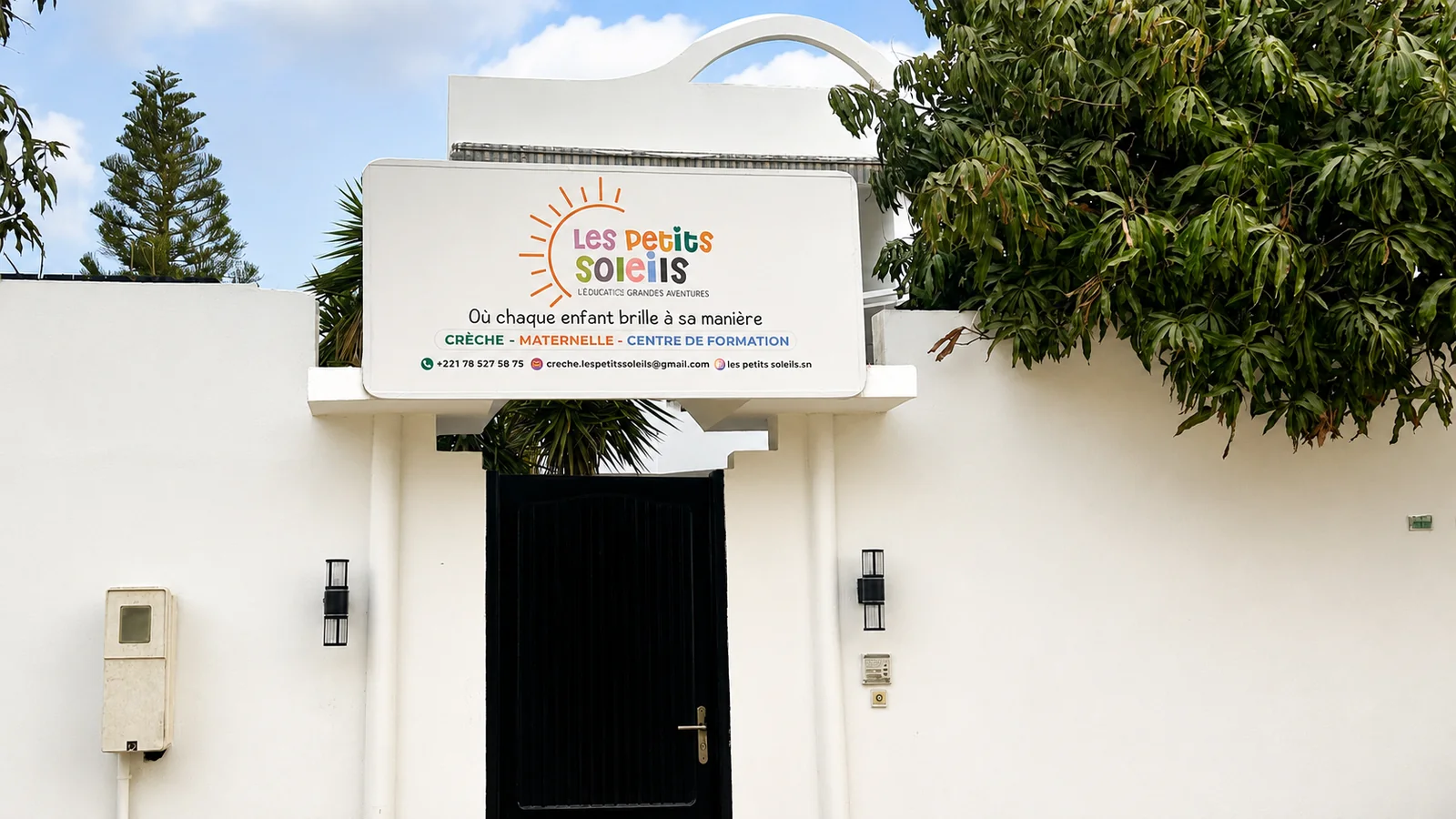 Entrée et enseigne des Petits Soleils à Ngor-Almadies