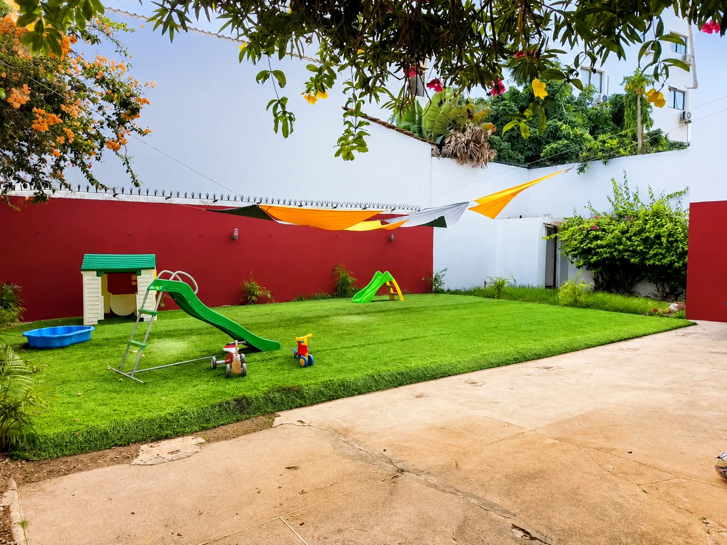 Jardin et aire de jeux extérieure des Petits Soleils à Ngor-Almadies